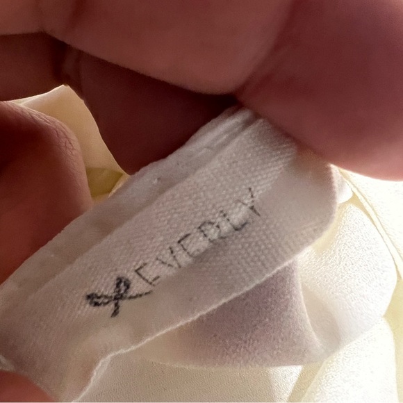 Everly V-Neck Bow Back Top - Picture 4 of 11